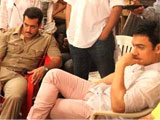 Aamir Khan visits Salman Khan on the sets of Dabangg 2
