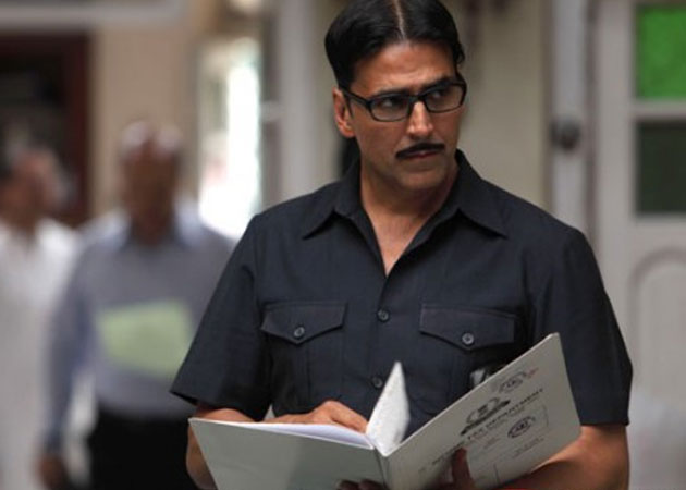 Akshay Kumar makes Special Chabbis unit get a vintage briefcase for him