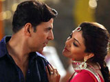 prankster akshay kumar leaves kajal aggarwal embarrassed