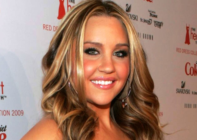 Amanda Bynes locks herself in a store changing room for two hours