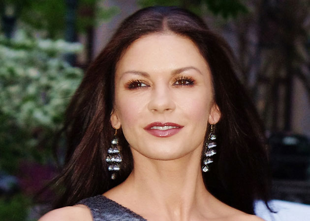 Catherine Zeta-Jones auctions shoes for missing child search
