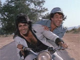  Dharmendra's 'thank you' call leaves Amitabh Bachchan happy