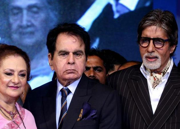 Big B says Dilip Kumar smiled when he saw him and gripped his hand tightly. Amitabh Bachchan: Dilip Kumar seemed cheerful when he saw me