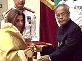 rajesh khanna receives his padma bhushan collected by dimple kapadia