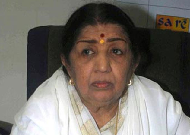 Lata Mangeshkar concerned about Bal Thackeray's health, postpones event
