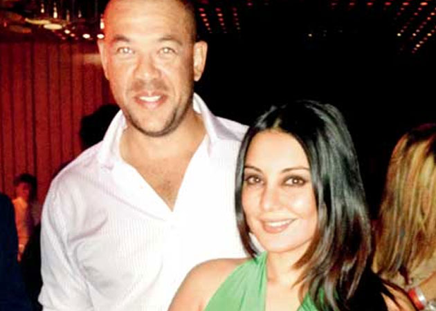 What's brewing between Minissha Lamba and Andrew Symonds?