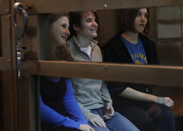 Moscow court postpones Pussy Riot appeal 