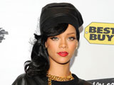rihanna hits fan with microphone