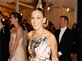 sarah jessica parker suffers wardrobe malfunction at met ball