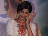 sonam kapoor teary eyed at i bhaag milkha bhaag i promo launch