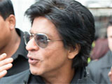 Shah Rukh Khan charms Vancouver, to perform despite injury 