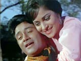 Waheeda Rehman breaks into tears unveiling Dev Anand's statue