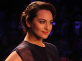 Sonakshi Sinha ends Manish Malhotra's show with a bang at Lakme Fashion Week sonakshisinhathumb.jpg