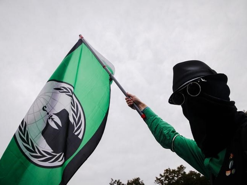 Anonymous Hackers Claim to Take Down 5,500 IS Accounts