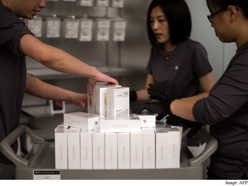 iPhone's Likely China Surge Giving Apple Holiday Bright Spot
