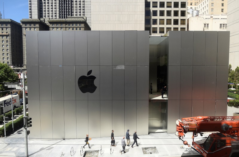 Apple's Stores Getting New Look as Other Retailers Struggle