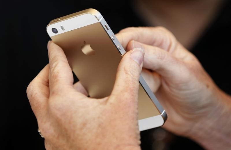 US Judge in Boston Ordered Apple to Help Law Enforcement Examine iPhone