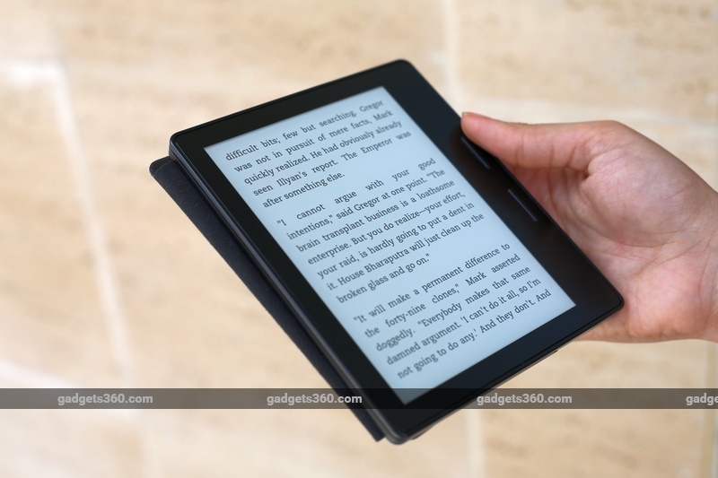 kindle_oasis_right_hand_gadgets_360.jpg