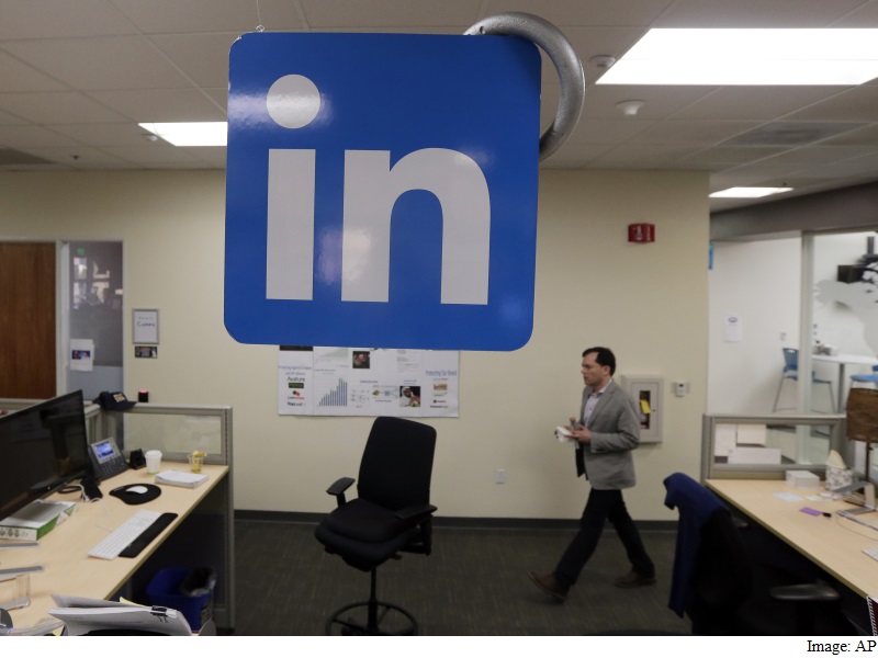 LinkedIn CEO Passes 2016 Stock Package to Employees