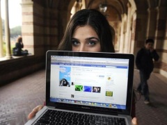 Women Are in No-Win Situation for Facebook Photos: Study facebook_eyes_reuters_small_02.jpg