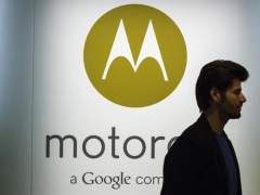 Motorola chief Dennis Woodside to join Dropbox as COO motorola_employee_reuters_small.jpg