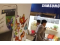 Samsung Galaxy S IV launch: Leaving nothing to chance to dethrone iPhone 5 people-walking-past-samsung-store-120.jpg