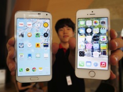 As Apple Readies iPhone 6, Samsung Faces Battle on Two Fronts samsung_galaxy_s5_with_iphone_5_reuters_small.jpg