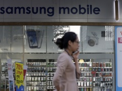 Samsung Galaxy Star Advance With Android KitKat Reportedly Launched at Rs. 7,299 woman_talking_on_mobile_samsung_shop_ap_small.jpg