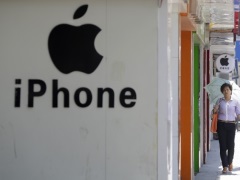 Apple Denies Chinese Report of Location Tracking Security Risk woman_walking_past_iphone_shop_reuters_small.jpg