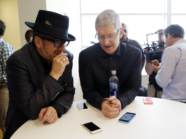 tim-cook-with-iphone-5c-and-5s-635.jpg