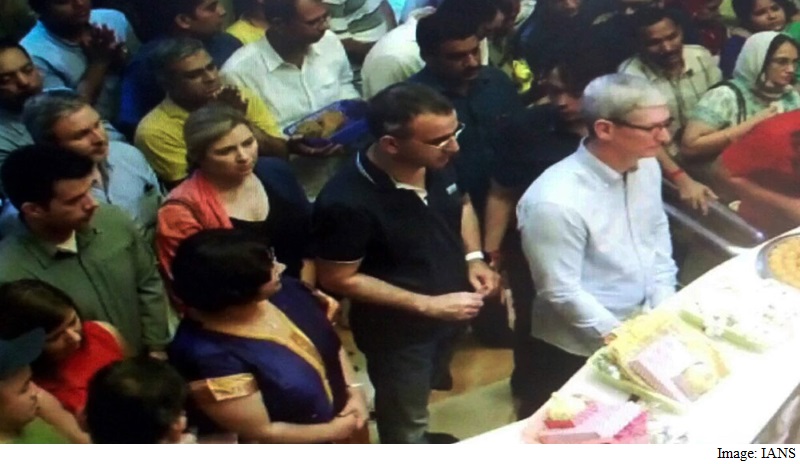 Apple CEO Tim Cook Kicks Off India Trip With Visit to Siddhivinayak Temple