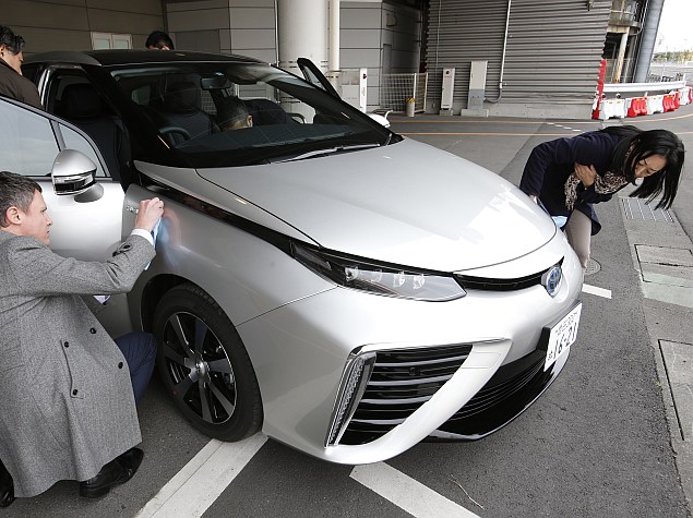 japan_fuel_cell_car_toyota_ap.jpg