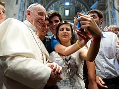The Growing Trend of Group Selfies, or Usies pope_francis_group_selfie_ap_small.jpg