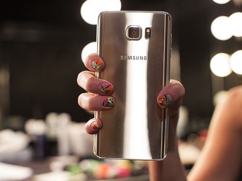 Samsung Maintains Lead Over Apple in Q4 2015: Strategy Analytics