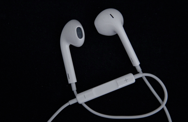  Apple unveils EarPods, new Lightning connector