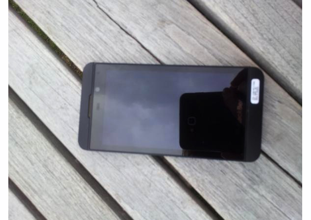Pictures and video of 'BlackBerry 10 smartphone' leaked online