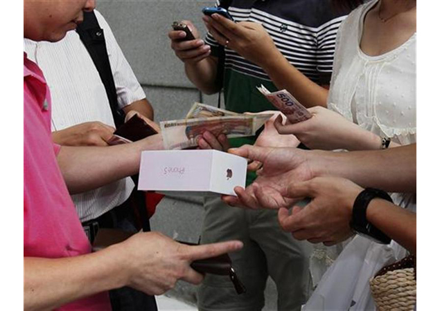 Smugglers take iPhone 5 to China, but supplies thin
