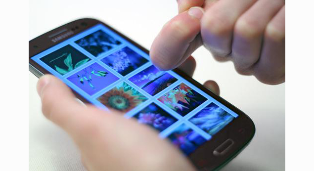 Smartphone screen that can identify fingernails and knuckle touch