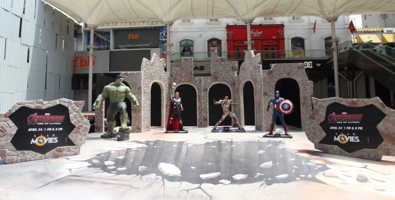 avengers_age_of_ultron_event_mumbai_statues.jpg