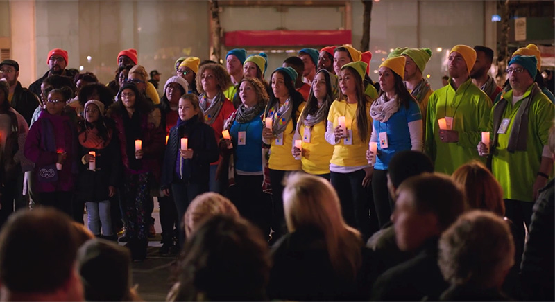 Microsoft Calls for Peace Outside Apple Store in Spirit of the Holidays