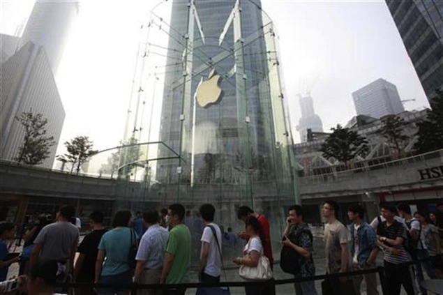 Analysts cut Apple targets on profit decline, soft outlook