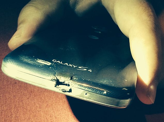 HTC Offers One (M8) to User Who Burnt His Samsung Galaxy S4