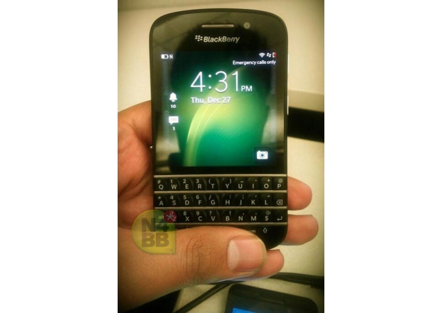Fresh pictures of QWERTY BlackBerry X10 surface online