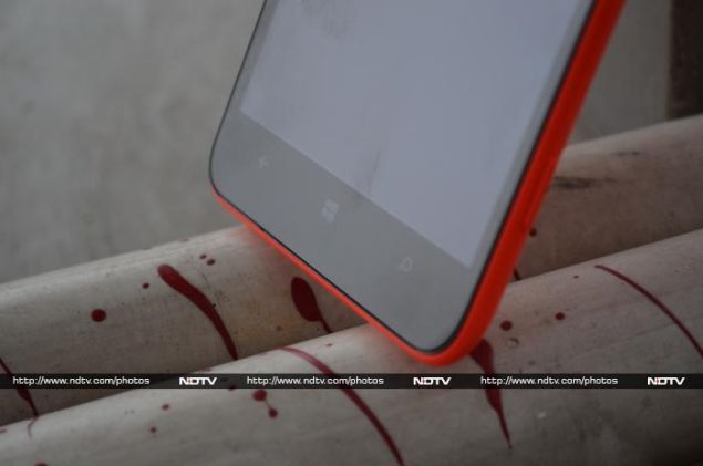 Nokia_Lumia_1320_bottomfront_ndtv.jpg