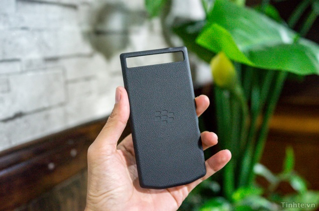 Purported images of Porsche Design BlackBerry 10 smartphone surface online