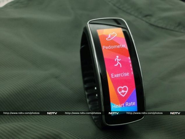 Samsung_Gear_Fit_03_upright_ndtv.jpg