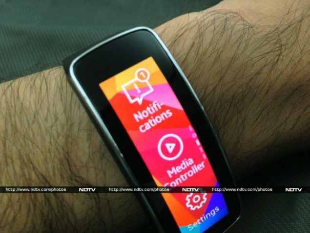 Samsung Gear Fit review: Stylish, high tech, and definitely not mainstream