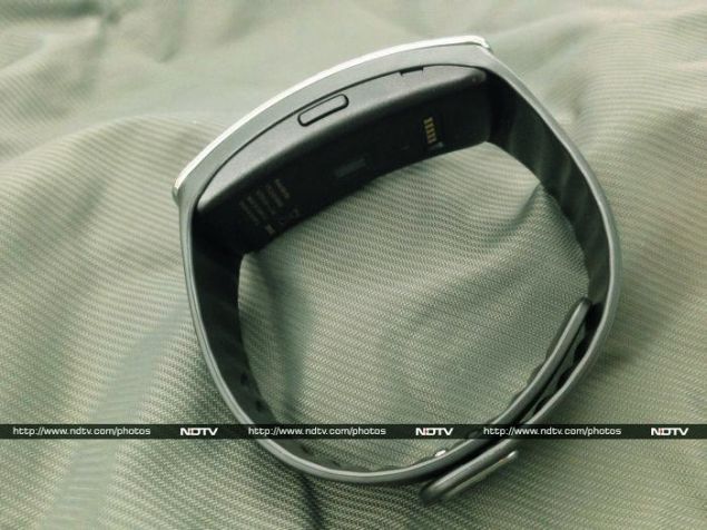 Samsung_Gear_Fit_13_side_ndtv.jpg