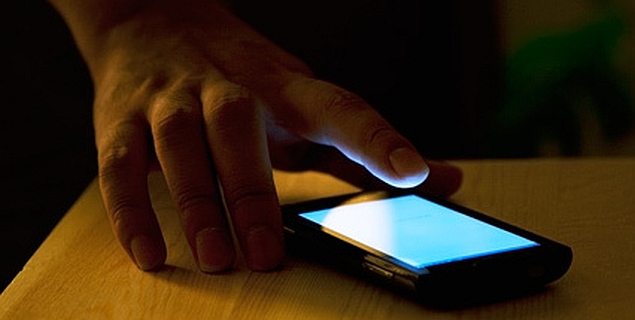 Night-time use of smartphones for work may ruin productivity: Study