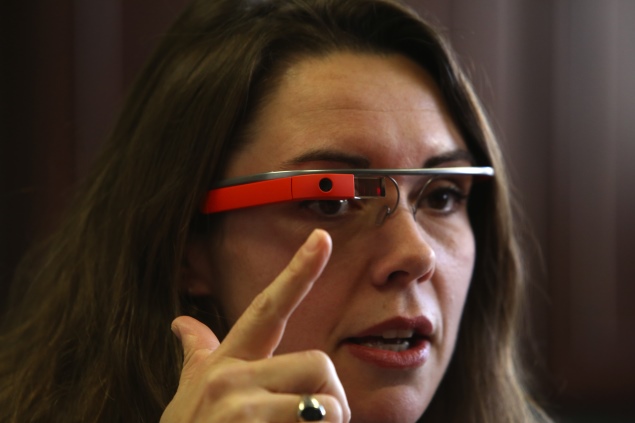 California woman defends her use of Google Glass while driving